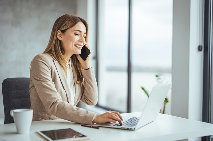 Frau am Telefon